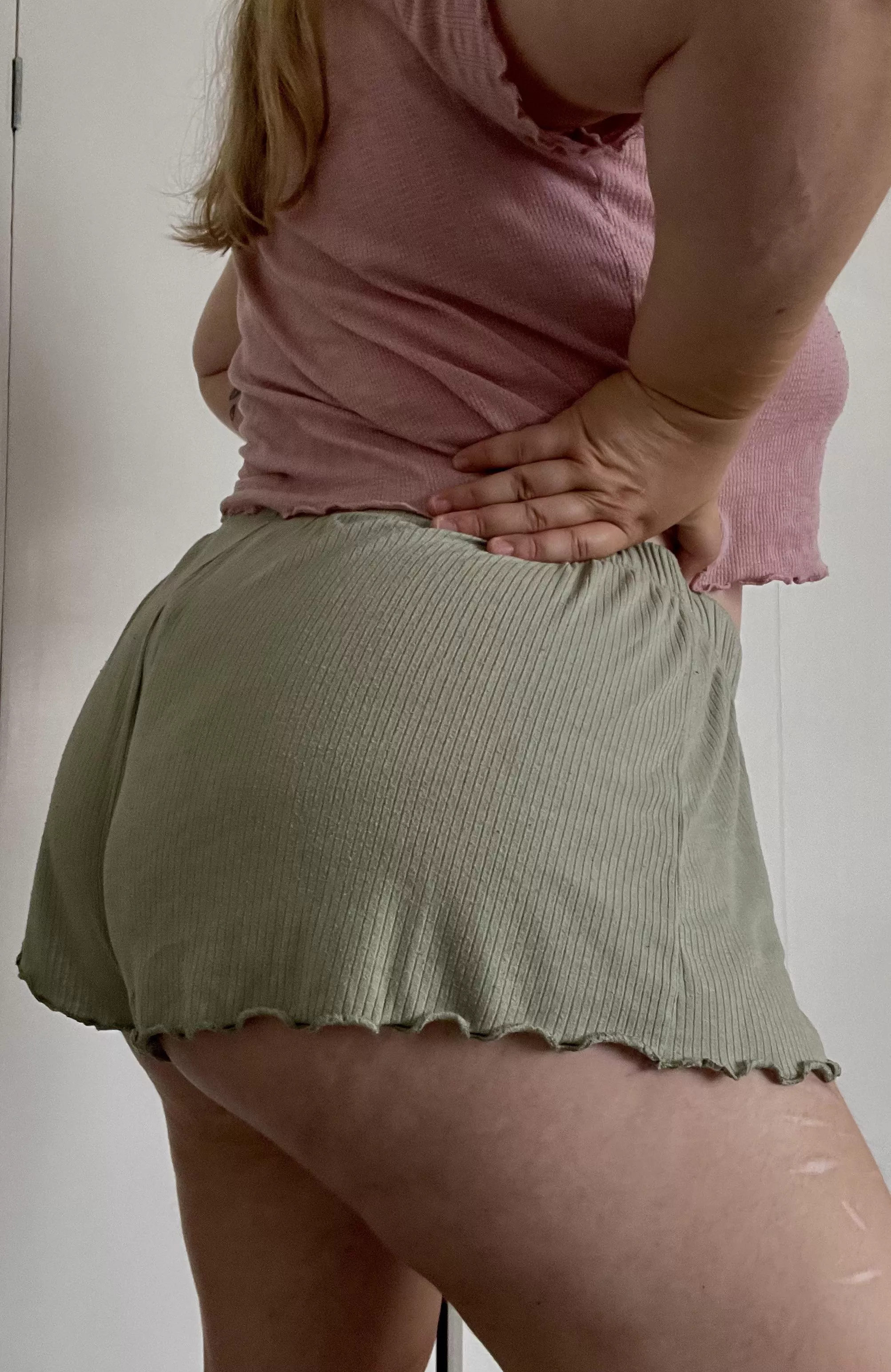 Little bum cheek on show 🙊 see more on my OnlyFans 👇🏼🔥😈 posted by TStephensxx