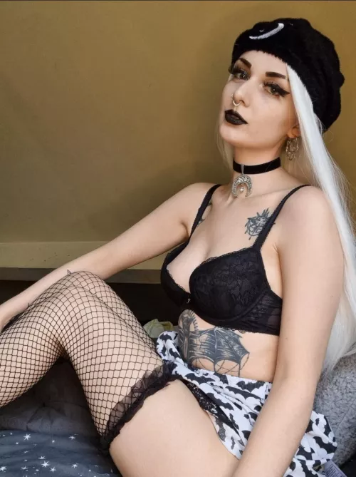 Little slut who is crying out for attention, could you be my daddy? 🥺 Dick rate when first sub on premium or check out my standard! by lottie_bones