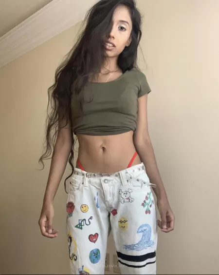 Little top, low-waisted pants, perfect to show off the midriff😋 by xprincessamorx