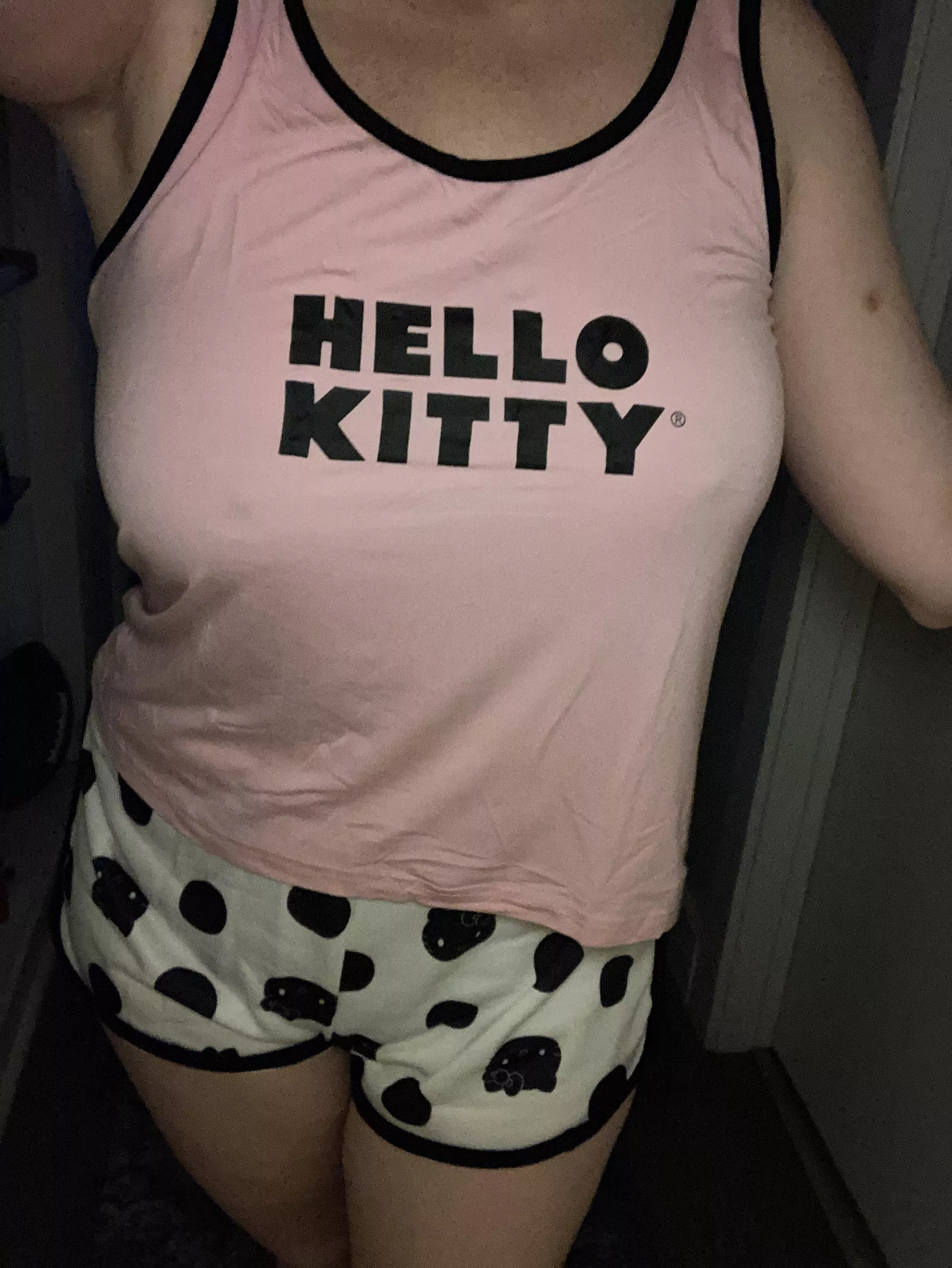 Littles sometimes pose a little crooked 😽 posted by BadKittiesBite