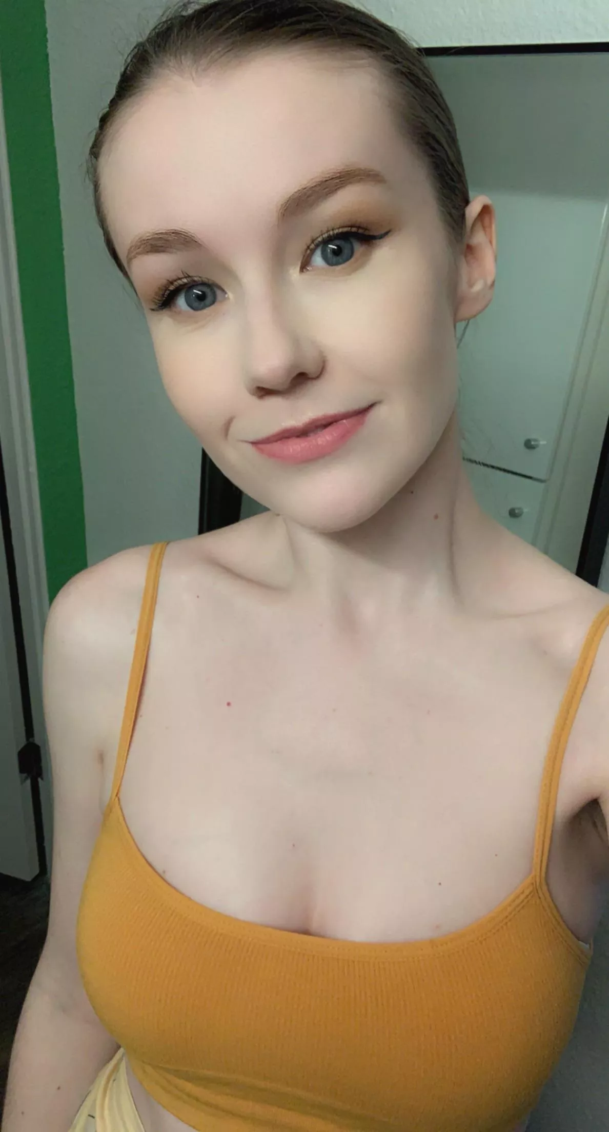 Live on twitch /EmilyBloomShow posted by EmilyBloomModel