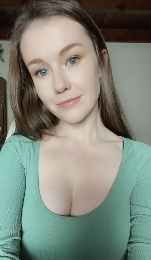 Live on twitch.tv/EmilyBloomShow rn by EmilyBloomModel