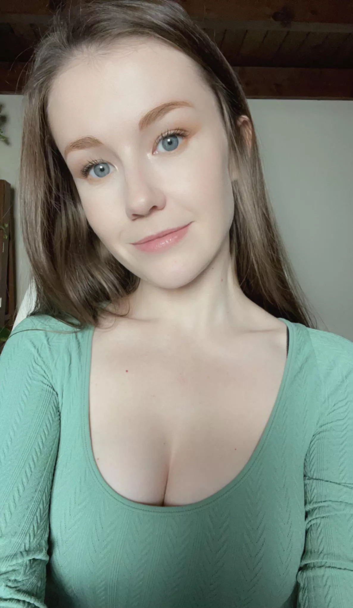 Live on twitch.tv/EmilyBloomShow rn posted by EmilyBloomModel