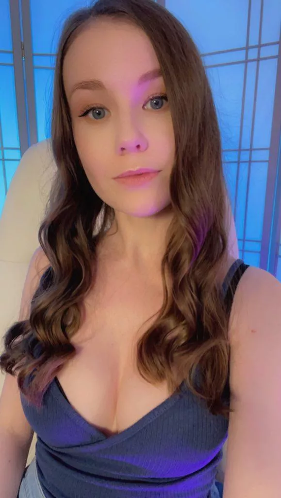 Live on twitch.tv/EmilyBloomShow posted by EmilyBloomModel