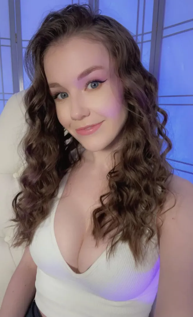 Live on twitch.tv/EmilyBloomShow posted by EmilyBloomModel