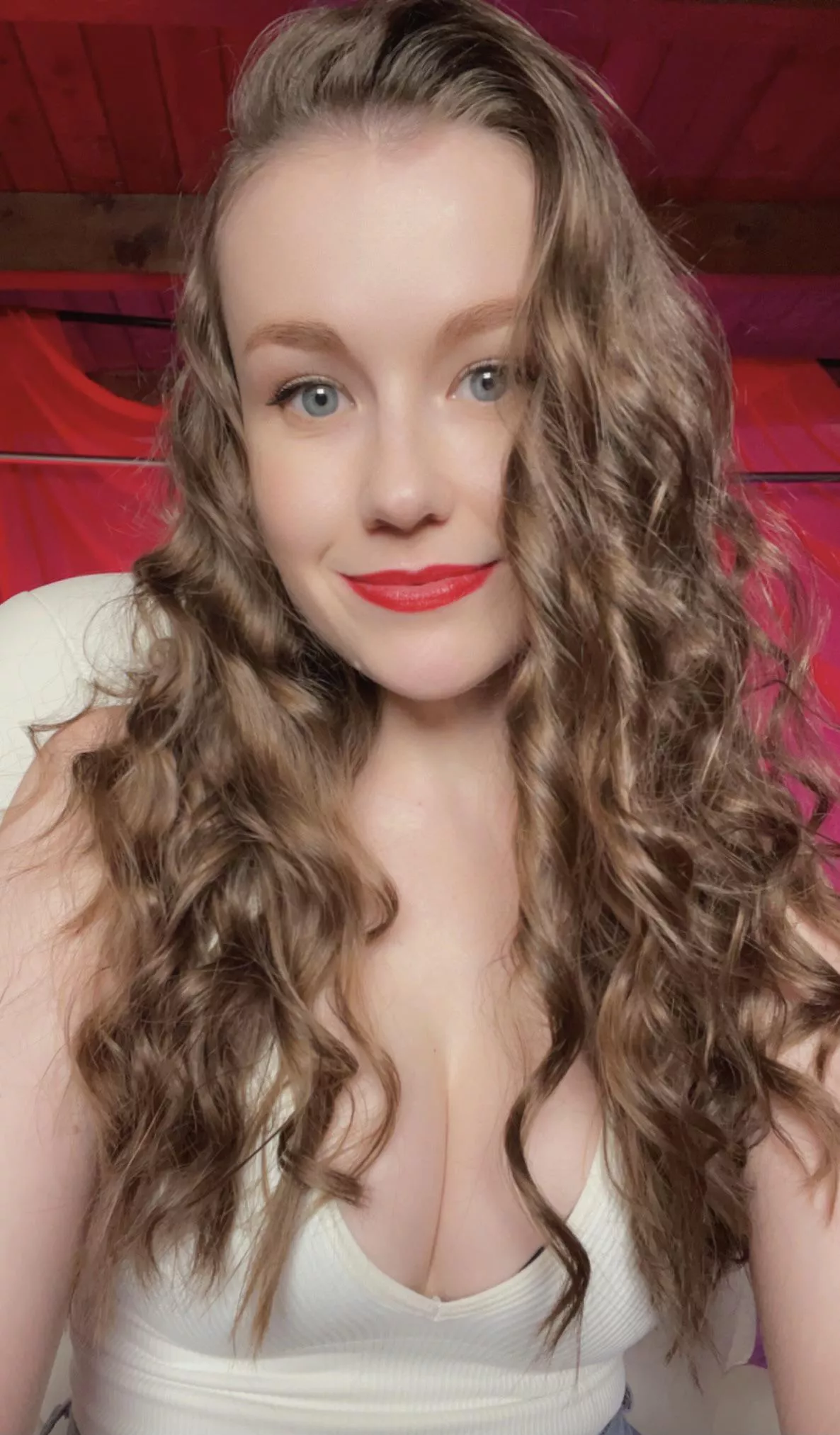 Live on twitch.tv/EmilyBloomShow posted by EmilyBloomModel