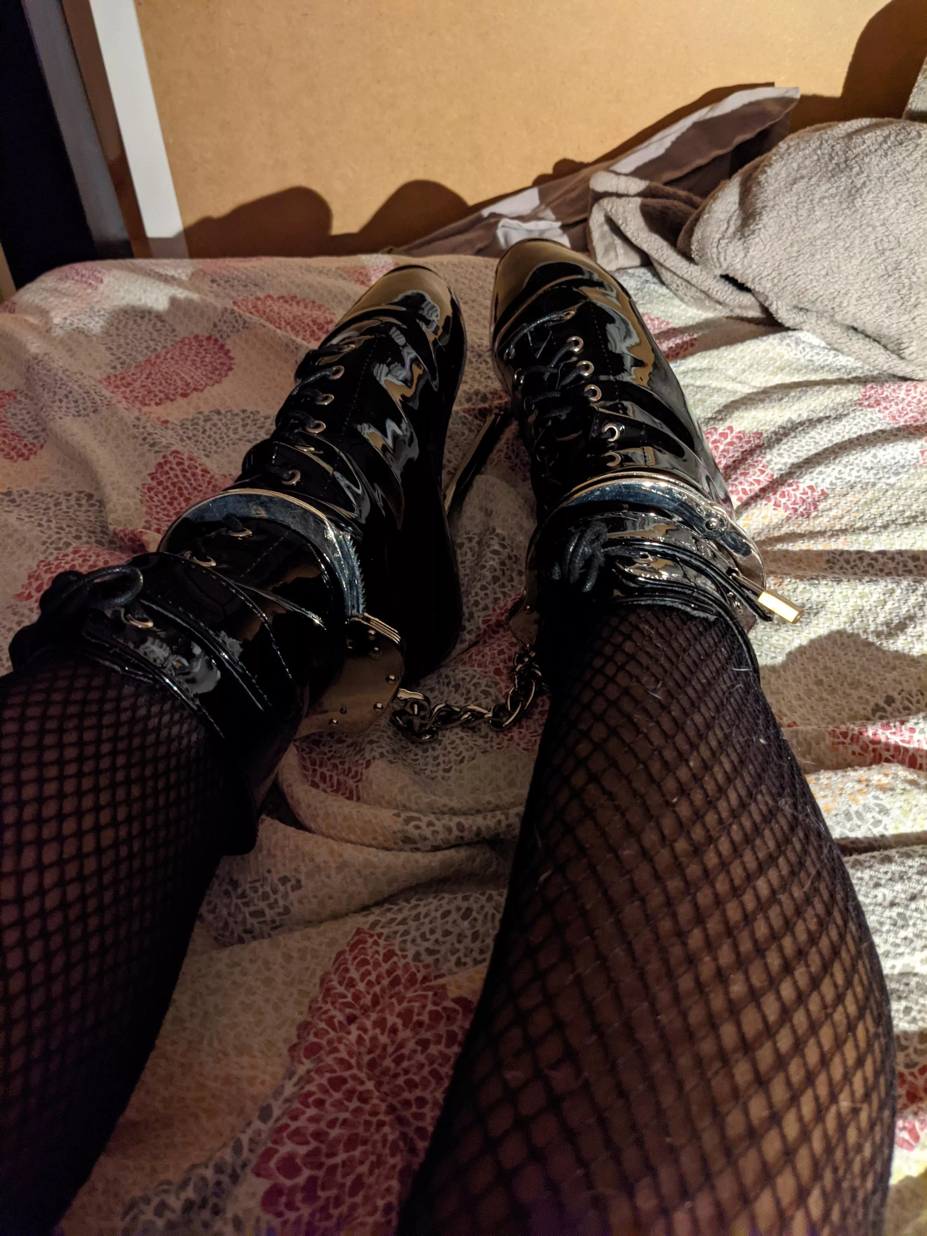 Locked for the night... Already 4 hours in, 4 more before the safe with the keys opens... posted by gigikink