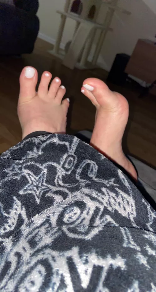 Lonely little toes by fallen2grace