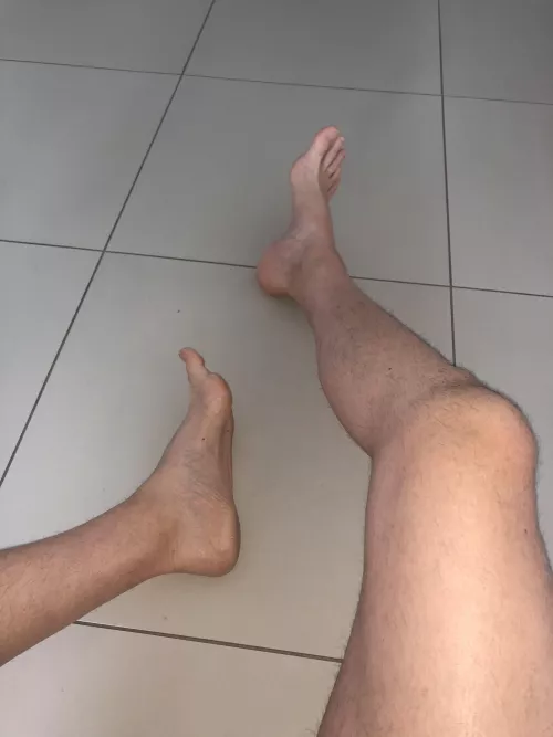 Long legs and big feet 😉 by Gentlemangiant345