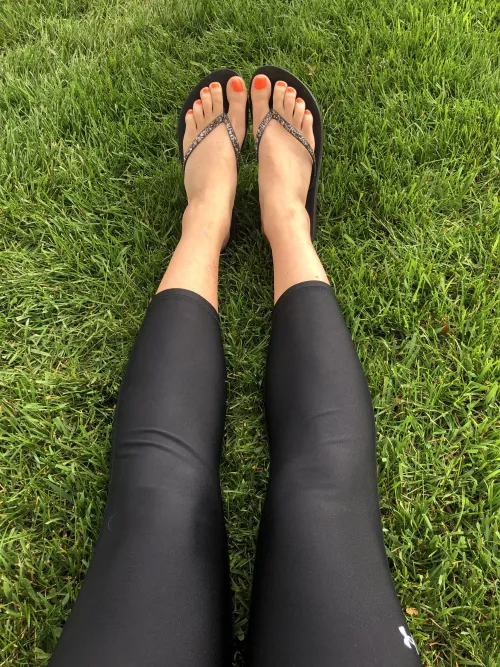 Long legs and big feet 🦶 by inebriatedchow