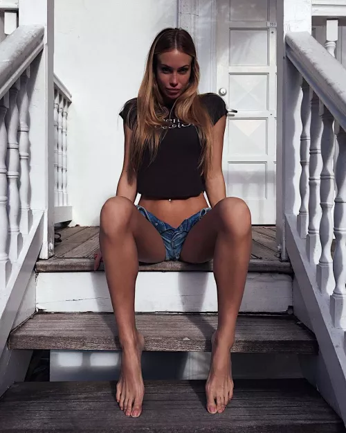 Long legs and feet by LegsHeels