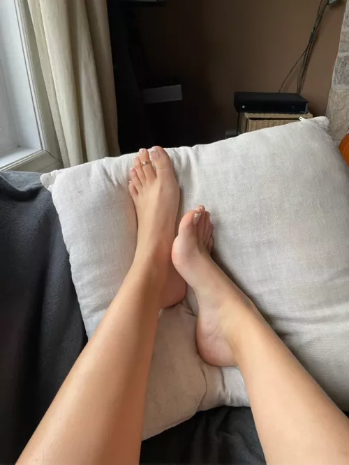 long toes that i know you want to suck on ￼ by jazzystoess