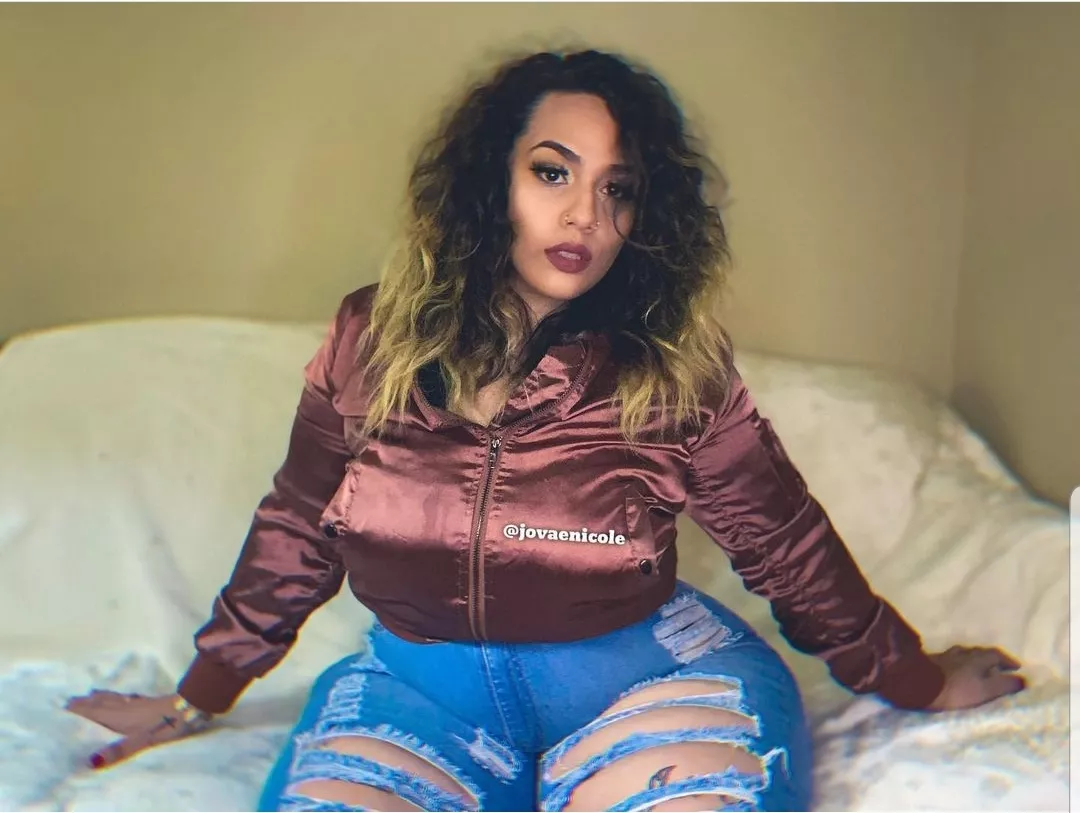 Look at how that fupa sittin in them Jean's posted by [deleted]