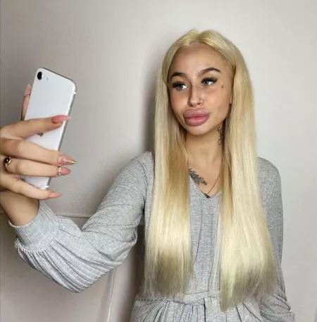 Look at those lips by arturowise