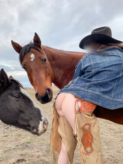 Look back at it 🍑[F] by emilychase5022