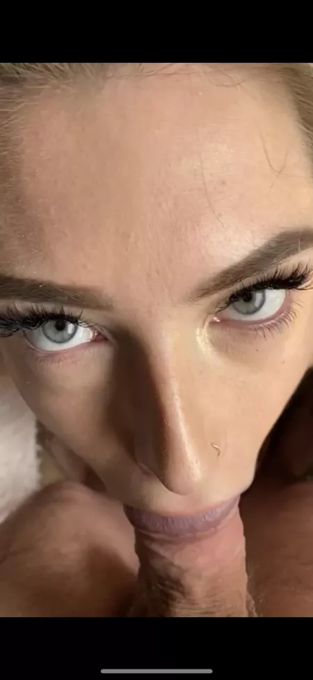 Look deep into my eyes by thespoiltbratz