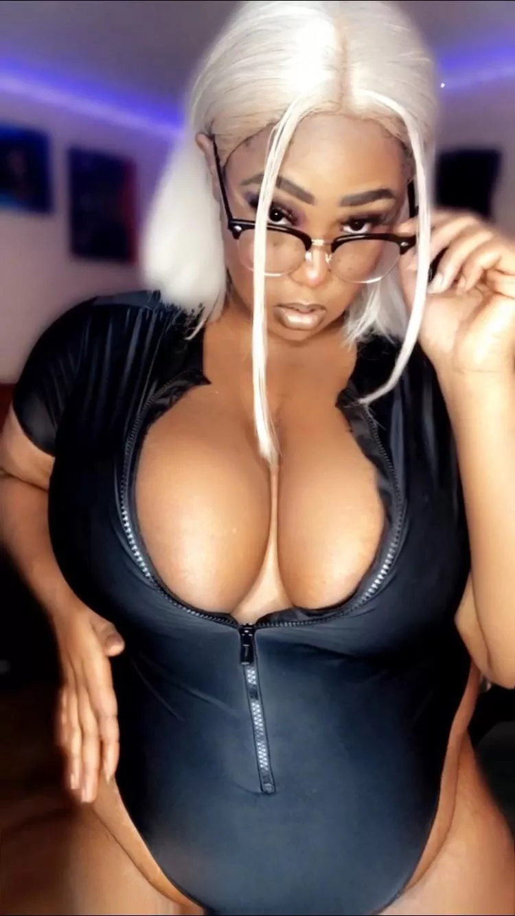 Look here sir 👀 posted by ShyMeriaSinz_1327