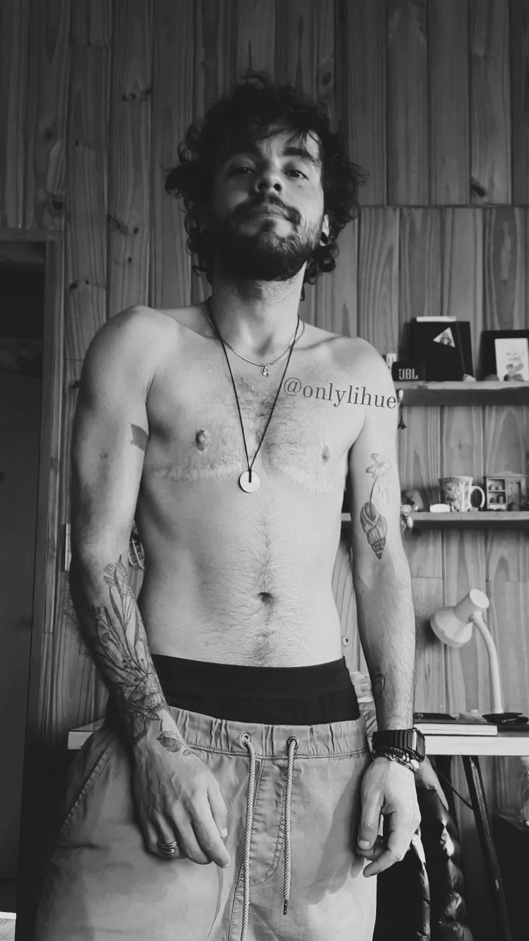 Looking at you. posted by onlylihue