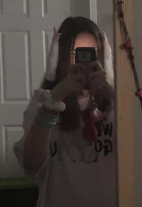 looking for a mommy :< by taenukki