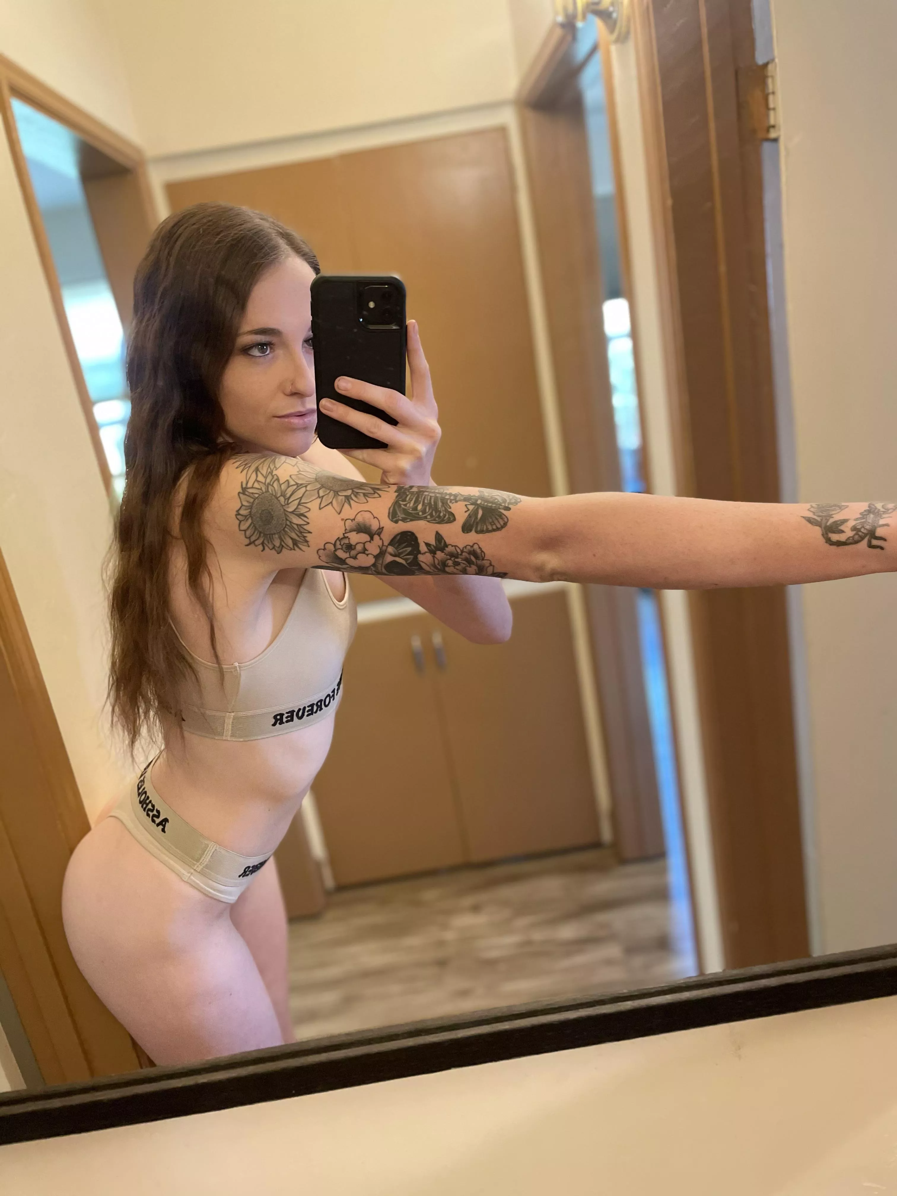 Looking for a sweet and innocent, yet kinky and fun internet girlfriend? Look no further, I’m right here 😘 it’s my birthday month, so all month long I’ll be running 40% off subscriptions and serving up loads of sweet juicy cake 🍑 posted by Daallasog_