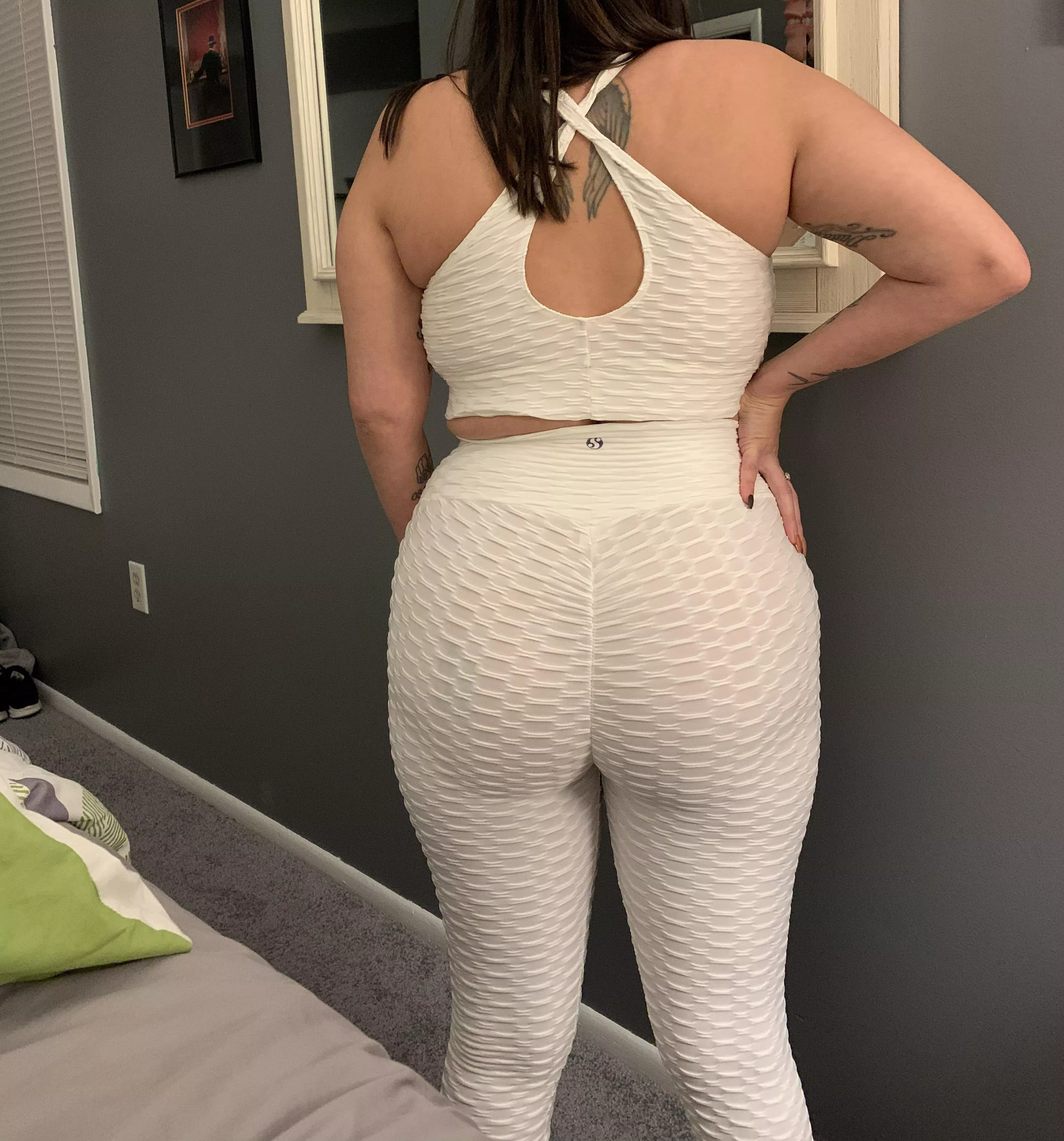 Looking to show wife 27 please message on reddit posted by Ang24678