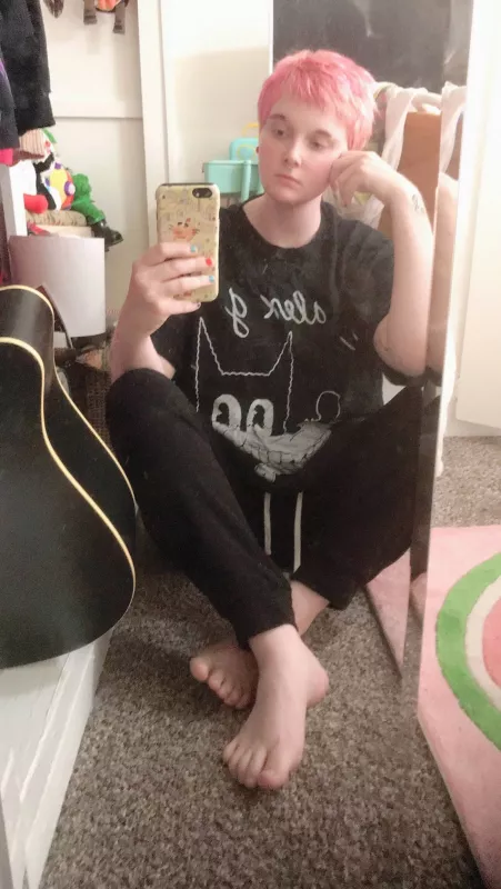 lounging boi by fruitbeetles