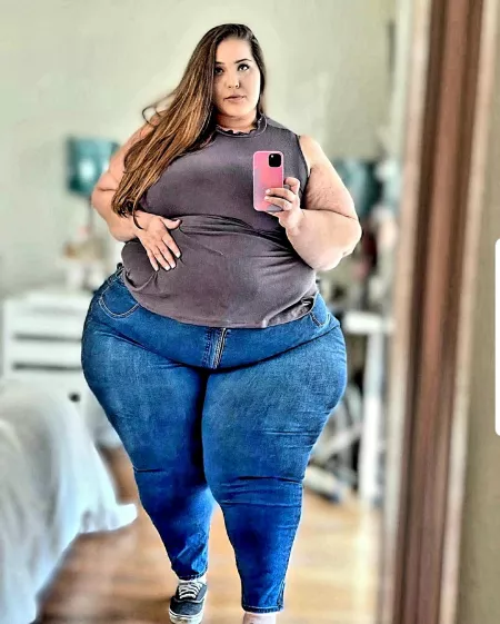 Love a big girl in Jean's by [deleted]