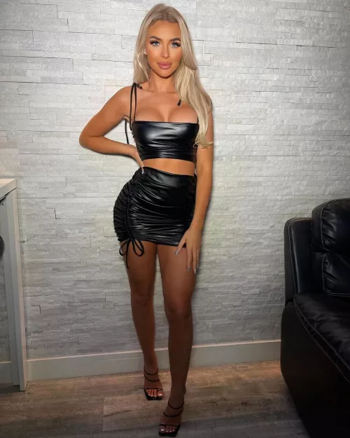 Love her outfit by wiiman5