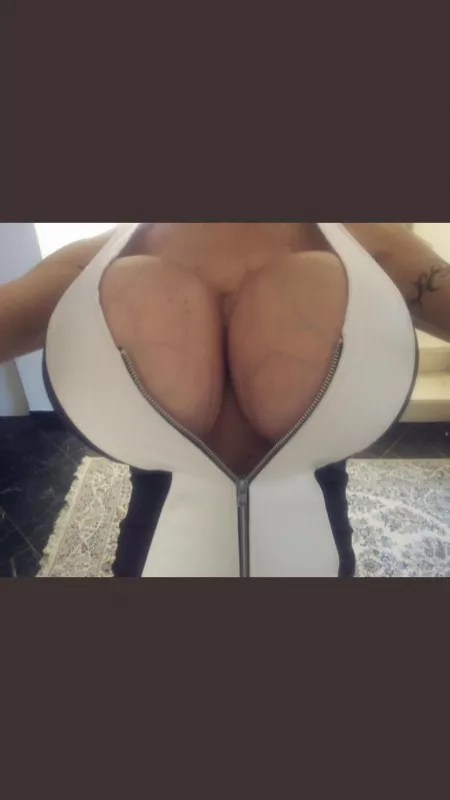 Love her Tits🤤🤤😍 by bostonguy978420