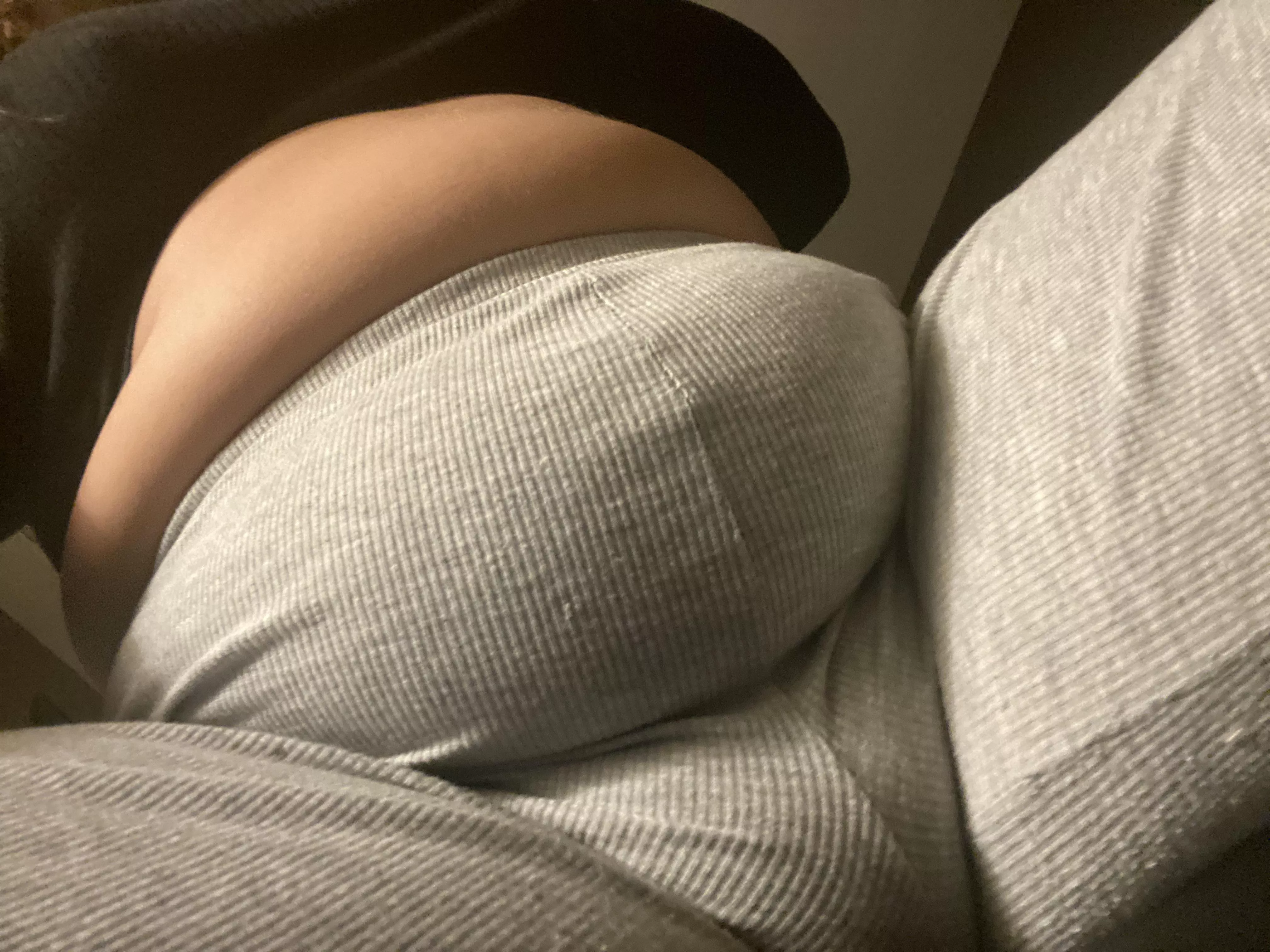 Love how the bottom of my gut is bulging with blubber😍 posted by Jigglynjuicy