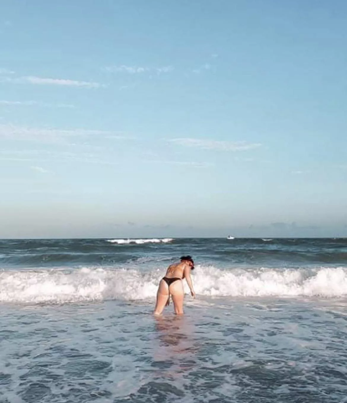 Love living by the beach 🖤🍑 posted by Ali_meadows