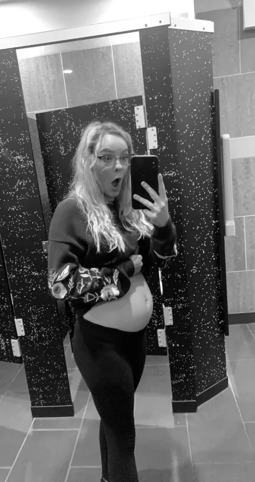 love my belly. message me for pregnant content. 🥰 by PeachyPeachxox