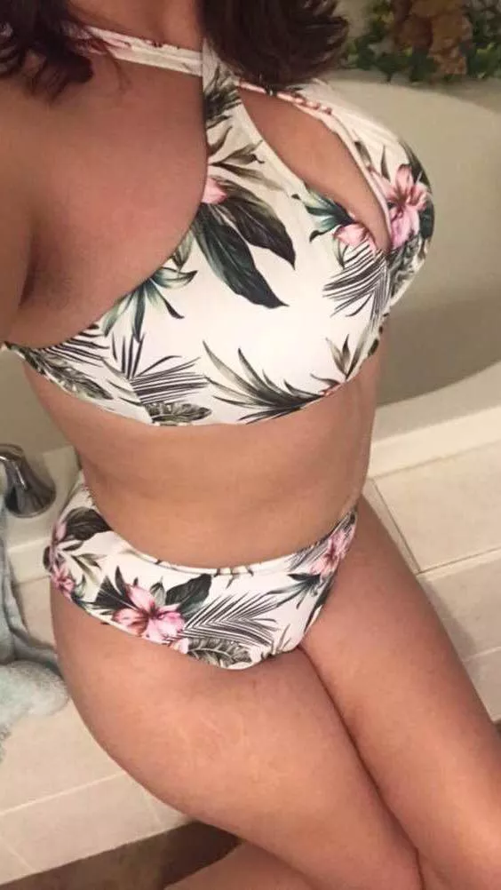 Love my new swimsuit 😋 posted by AggroBlu