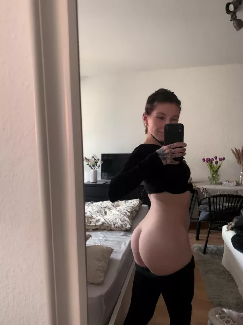 Love showing off my booty because I’m working hard for it :3 by Sophiiechens