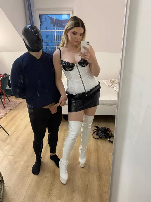 Love squeezing 😈 by Navlia