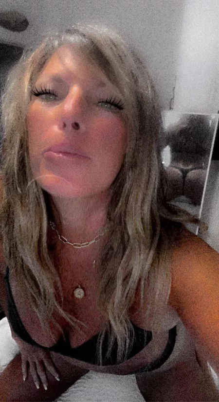 Love taking pics for you guys😈😈 by Smilebug6969