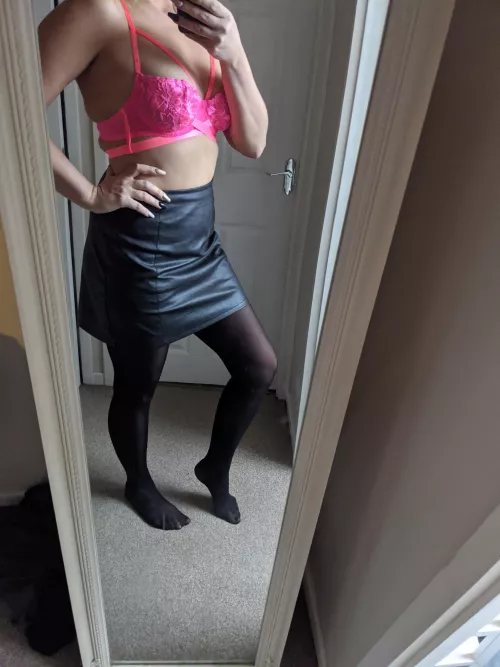 Love the autumn. The short skirts and showing off legs in pantyhose with a nice pair of boots 😍 by iwantaria