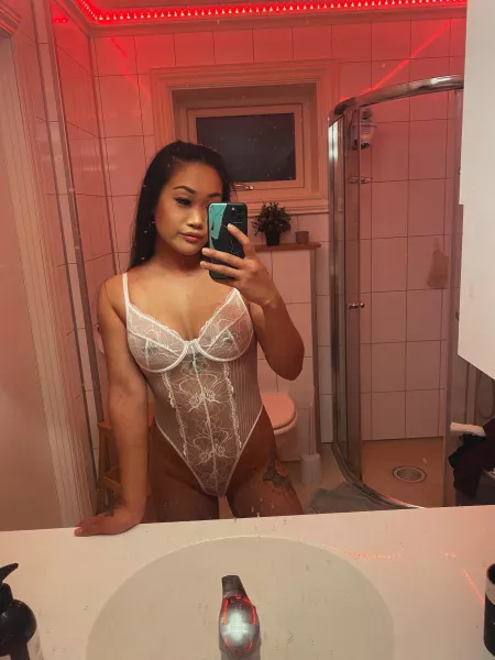 love the red lights 😉👅 by xoxolh