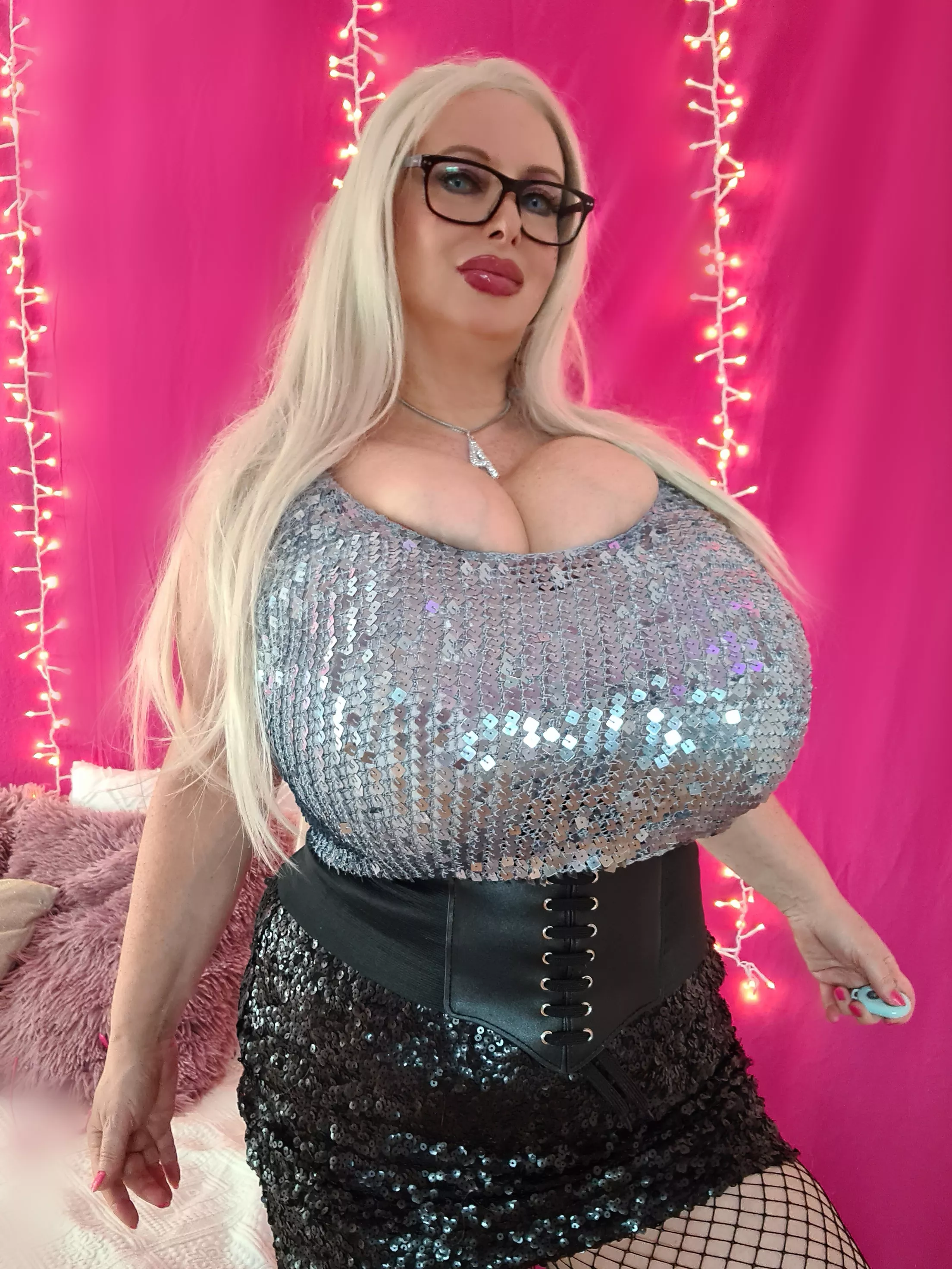 Love to push my boobs as big as possible😈💥🔥 posted by Alyssa_Heaven