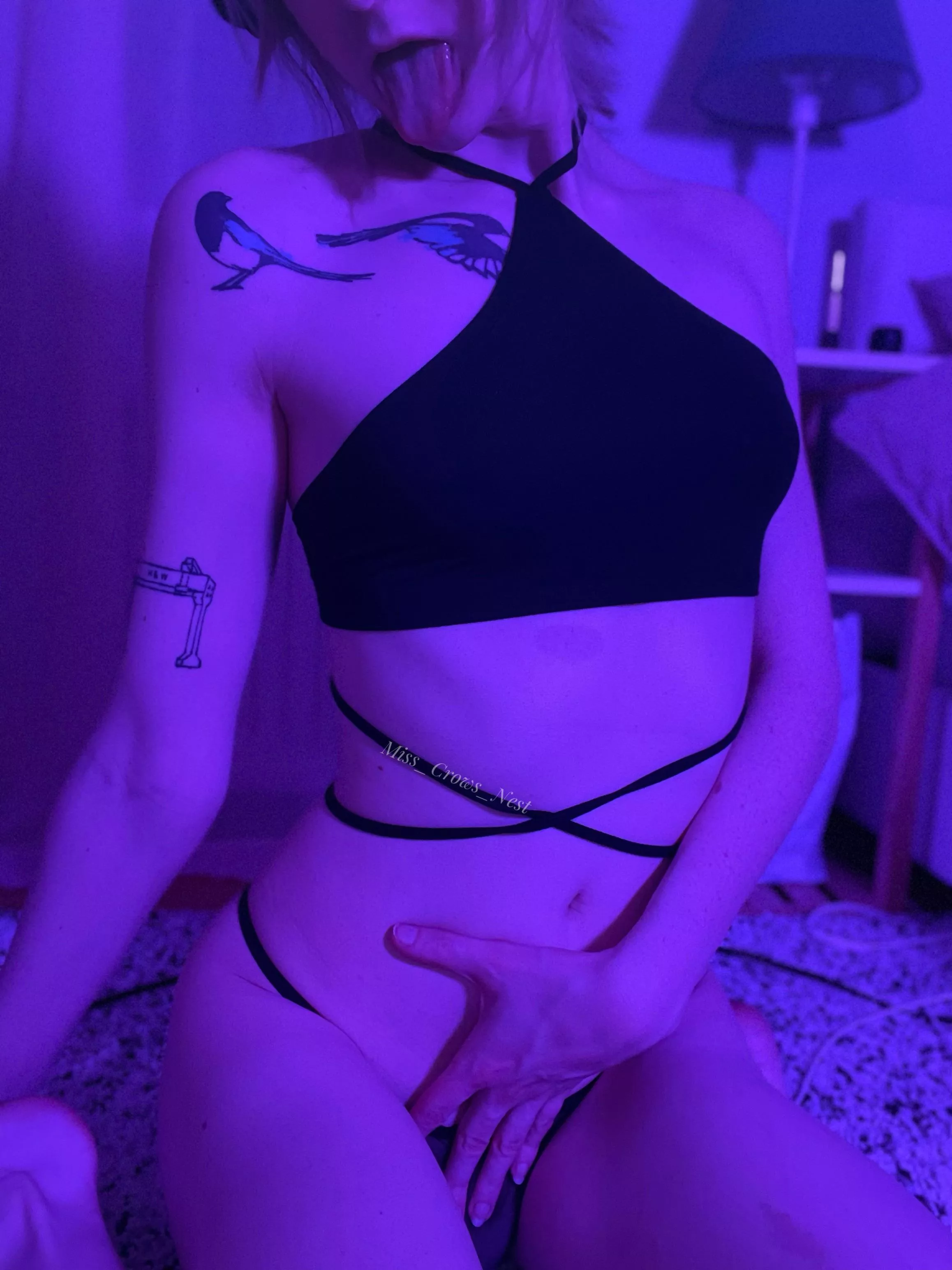 Love using this lighting when I’m horny ;) posted by Miss_Crows_Nest