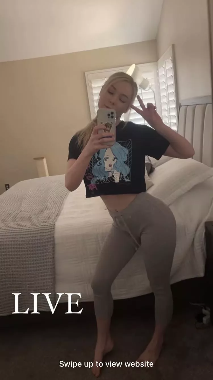 Love when she sticks it out 🤤🤤🤤 posted by B1GRED10