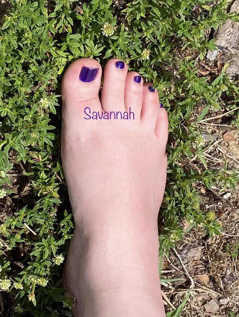 Loving the way my nail polish shines on this Sunny Saturday! ☀️ DMs open! 😋 posted by Savannahs_Feet