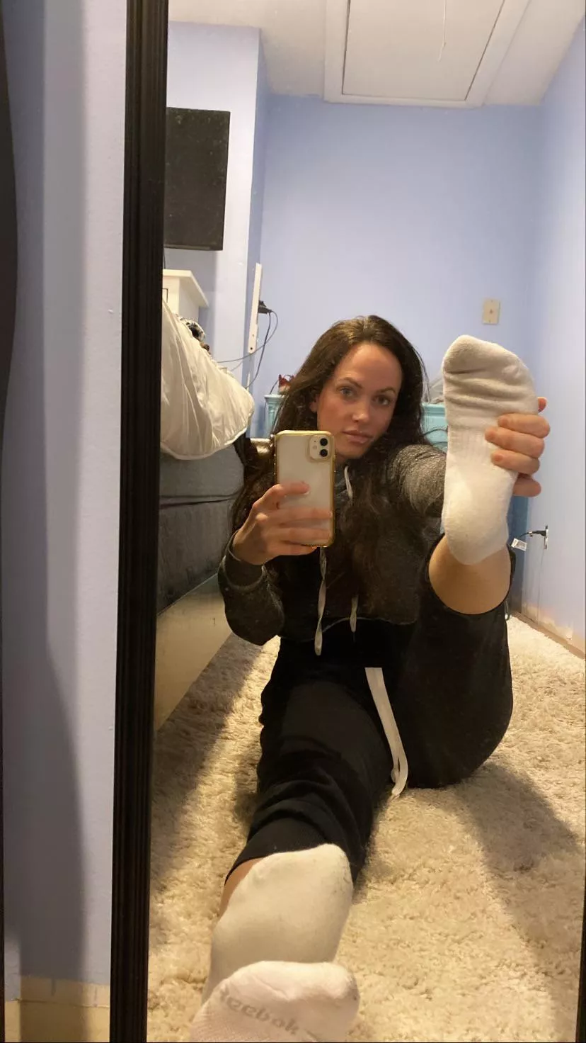 Low rise Reebok 🥰 posted by Amandalifts_1