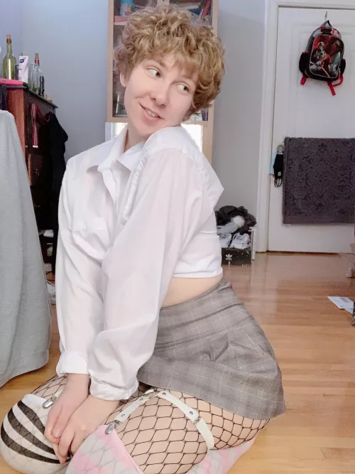 lowkey kind of hate this skirt but i don’t want it to go to waste sitting in the back of my closet :( by jcatboy