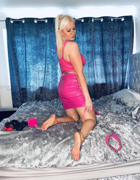 Loyal dogs get to wear pink collars and my sexy feet on their face, your worshipping skills better be up to scratch foot slut by sparkly-and-savage