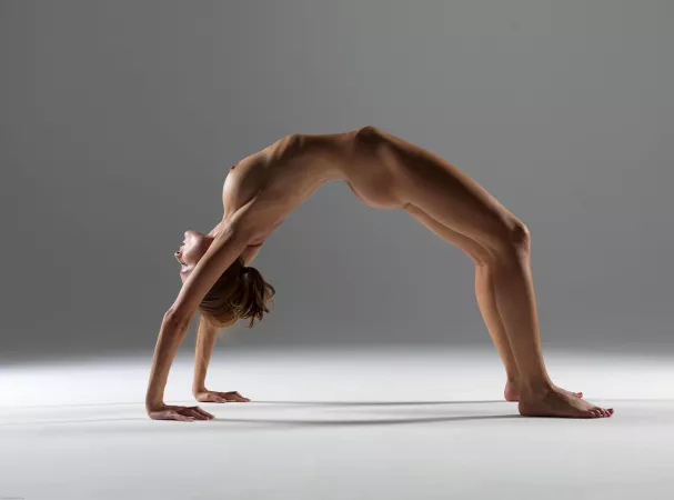 Luba Shumeyko backbend by HobbesScotch