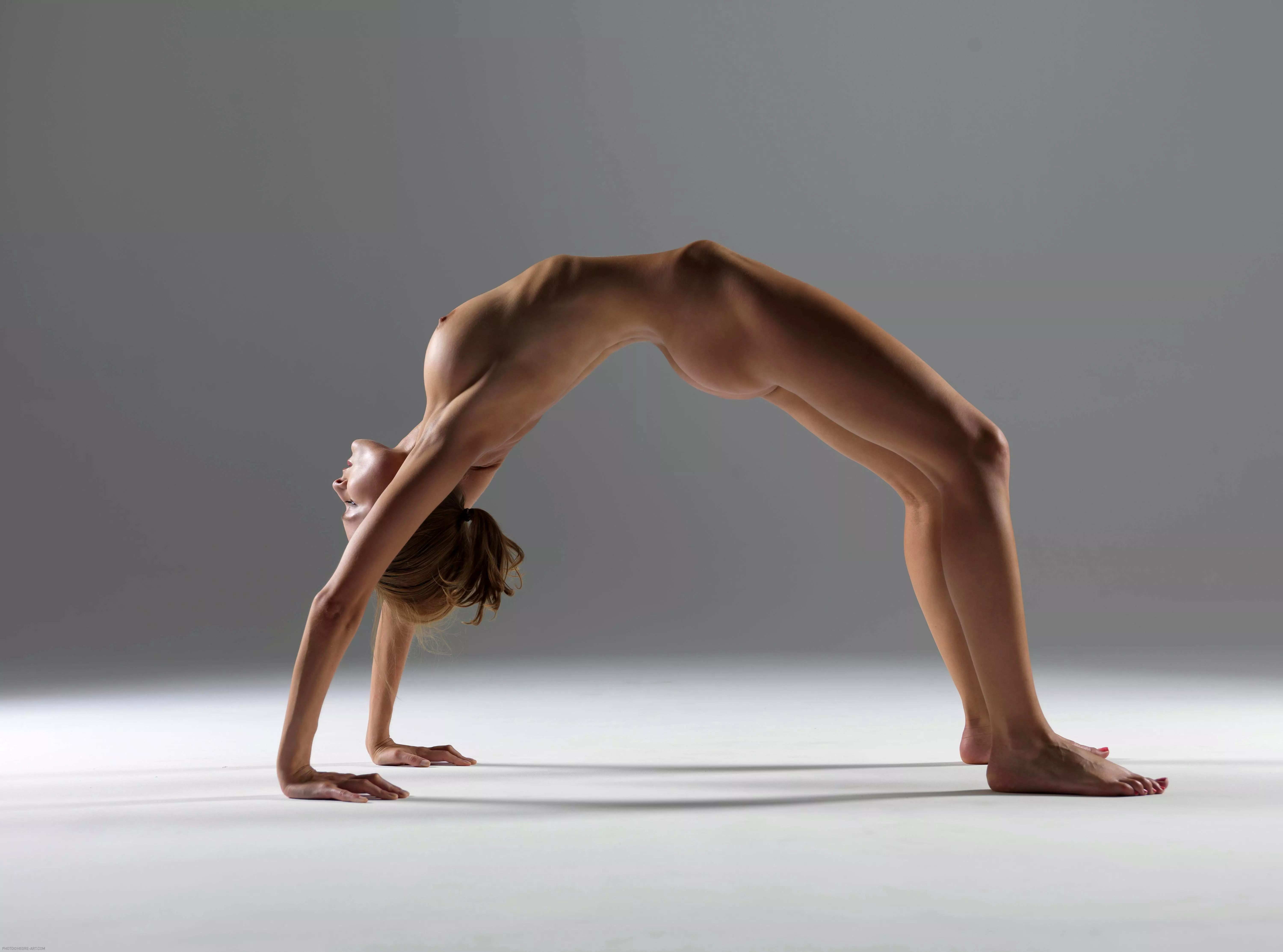 Luba Shumeyko backbend posted by HobbesScotch