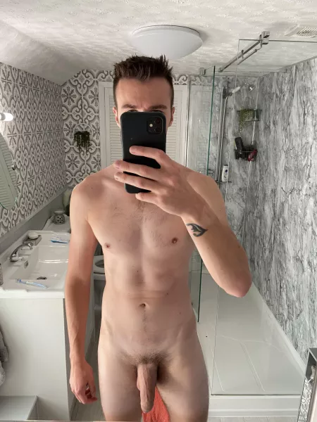 [m] 22, 80kg, 6ft. My normal nude selfie 💪🏼 by hornyrunnerst3