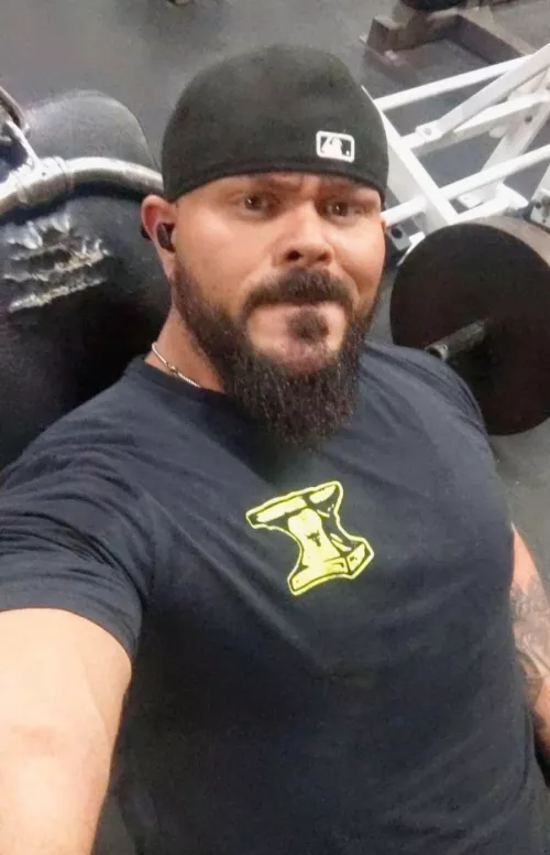 [M] chest day, who wants to be my spotter? 😉 by teddybiggs