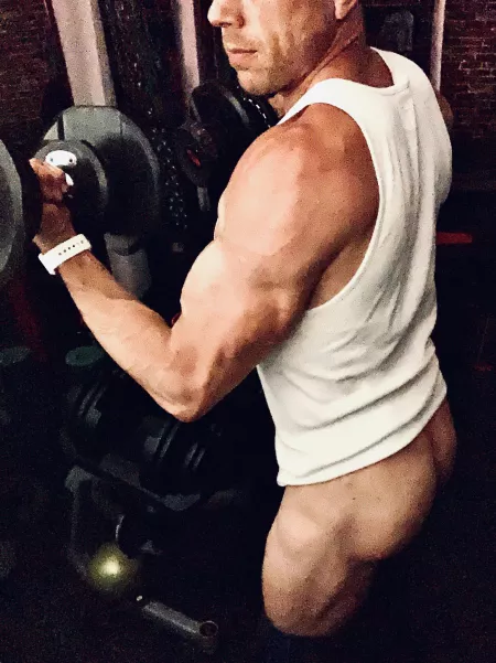 [m] If your pants fall down mid-set in the gym, you don’t stop right? 😉 by MJgametime5